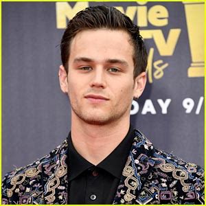 Brandon Flynn Opens Up About Coming Out & Speculation。